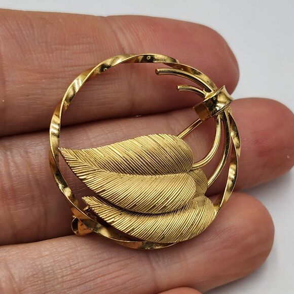 Vintage B.M. Co 12k GF Textured Gold Filled Leaves Round Circle Brooch MCM - Picture 2 of 5